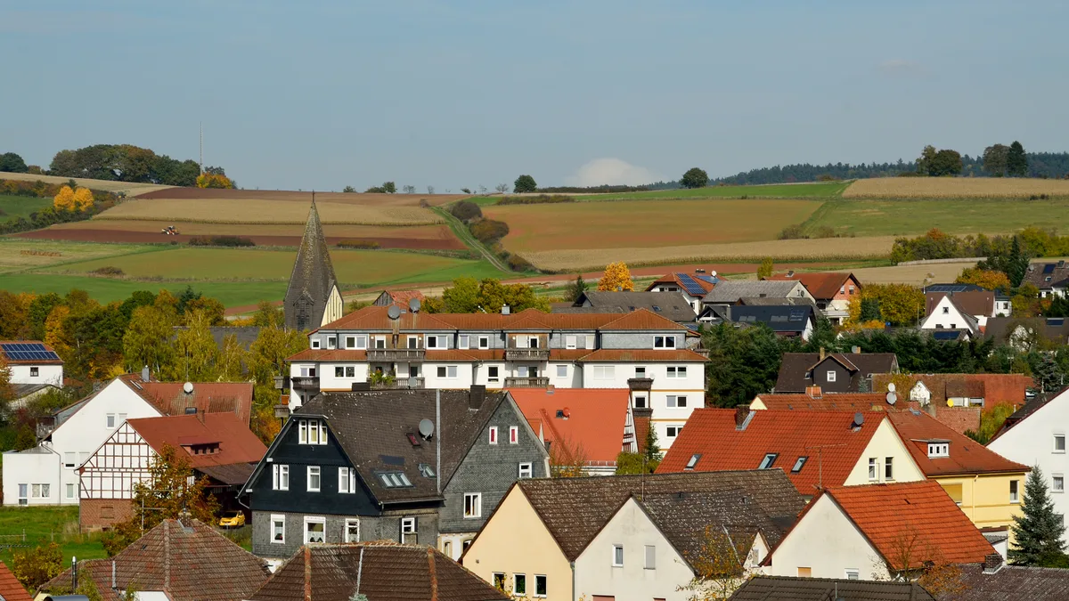 Blick über die Dächer von Wetter (Hessen) auf die Stiftskirche