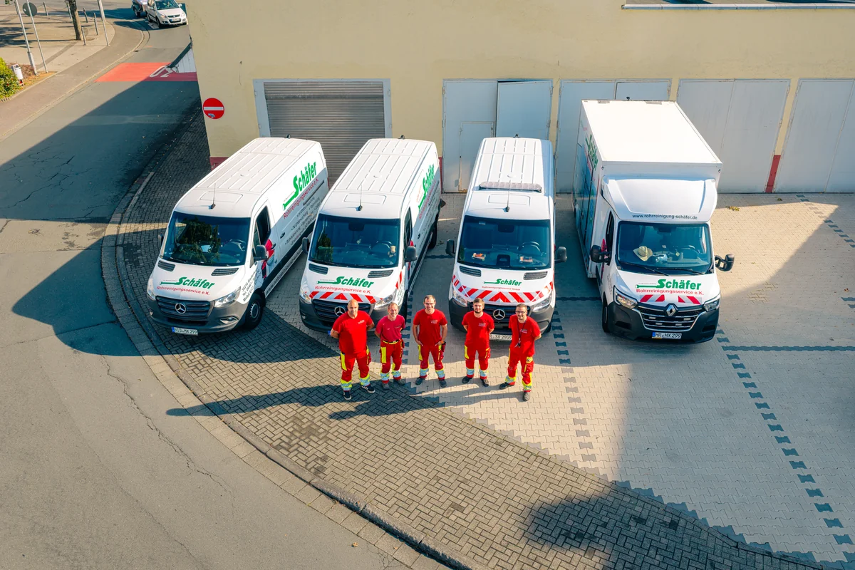Luftaufnahme des Fuhrparks und Teams der Hermann Schäfer Rohrreinigungsservice e.K. in Mittelhessen